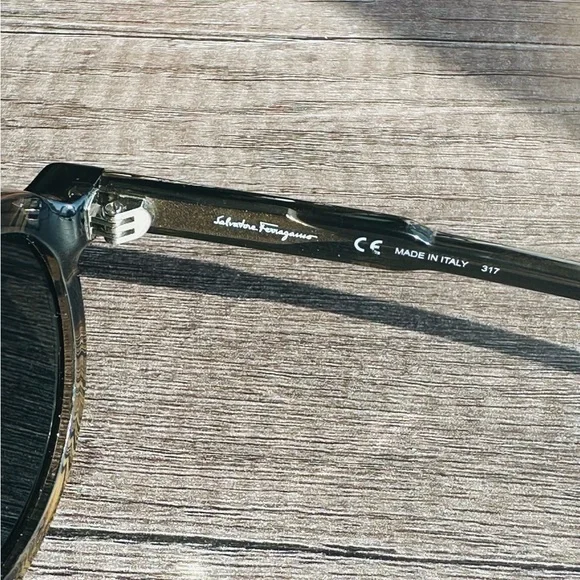 Salvatore Ferragamo dark brown Javan/green sunglasses display picture 1
